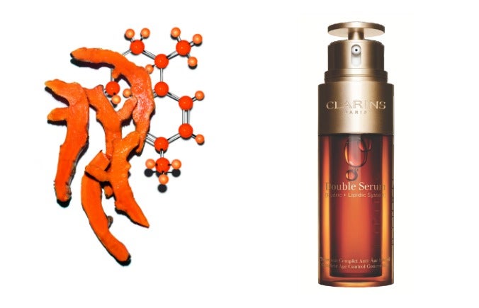 Desde que se presentó en 1985, ha cosechado 212 premios y solo en el pasado año se vendieron ocho milllones de unidades en todo el mundo. Ahora, tras cinco años de investigación, aparece una nueva versión del Double Serum de Clarins. La sorpresa es que lleva un ingrediente más, junto a los 20 que tenía: cúrcuma. ¡Sirve de los 20 a los 70 años y también para los hombres!