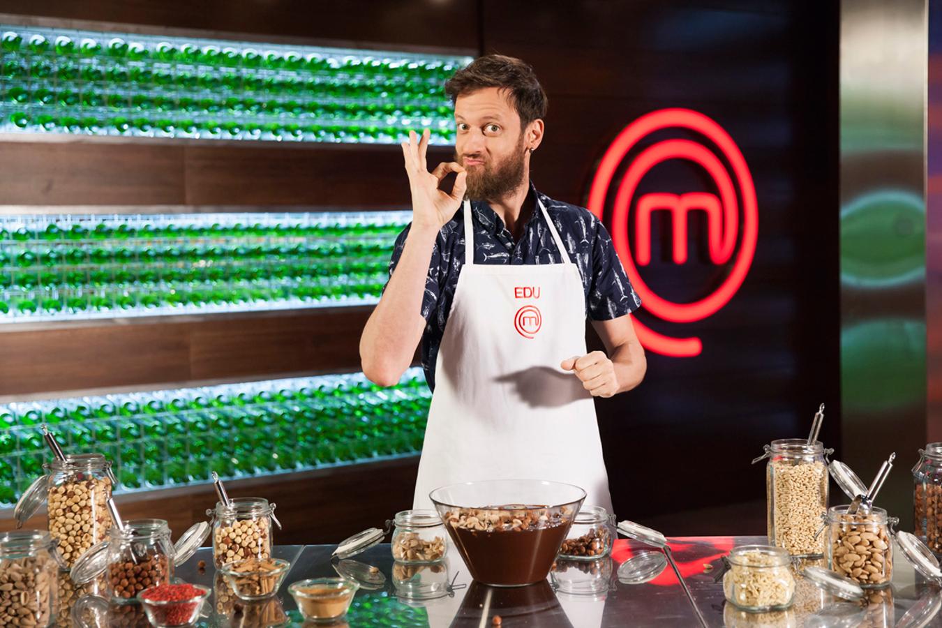 El presentador y también actor Edu Soto aprendió a cocinar mientras observaba a su madre. Su punto fuerte son los pescados.