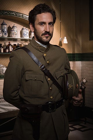 Amigo de Pedro desde la infancia, Andrés ha dejado todo para ir a luchar al Rif. Es un soldado valiente, íntegro y siempre ayuda a sus compañeros. No tiene miedo a nada, ni siquiera a su comandante, un cobarde a quien no le importó dejar a sus hombres abandonados.