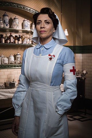 Duquesa de la Victoria, pertenece a una de las familias más importantes del país. Casada con un militar; sin hijos. Amiga personal de la Reina Victoria Eugenia, ha creado el cuerpo de enfermeras de la Cruz Roja en España que son enviadas a Melilla para ayudar a los soldados españoles.