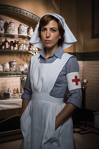 Mujer humilde, soltera, ha dedicado su vida a la medicina. Verónica conoce su profesión ya no solo porque la haya estudiado, sino porque la ha vivido como pocas personas lo han hecho. Lleva varios años en Marruecos, trabajando junto al doctor Fidel.