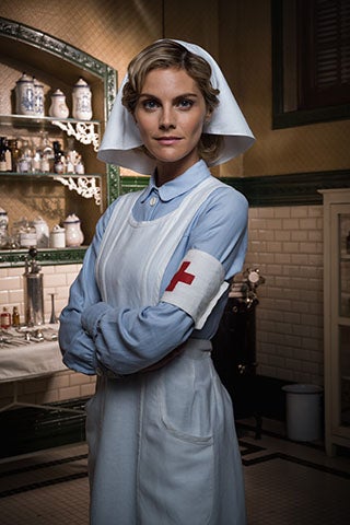 De acomodada familia, con carácter afable y tranquilo. Sus ilusiones se ven truncadas por la desaparición de su hermano y de su prometido en la guerra. Una mezcla de valentía e inconsciencia la llevan a dejar todo e ir al frente a buscarlos.