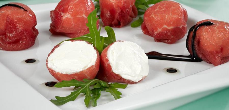 Podrás elaborar unas sabrosas bolitas de carpaccio de ternera con mozzarella o queso fresco en su interior. Te sorprenderán.