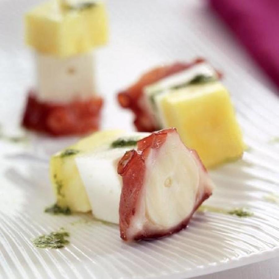 Con esta brocheta de piña, queso fresco y pulpo al horno disfrutarás de un tentempié equilibrado y saciante.