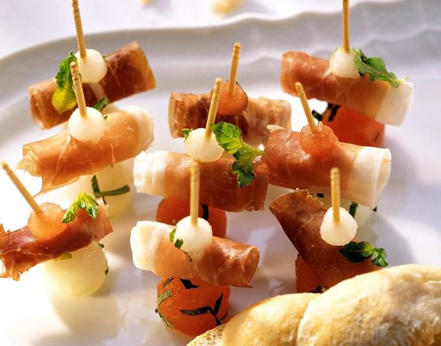 Bocaditos de sandía, melón y jamón en brochetas. Saludables, hidratantes y nutritivos.