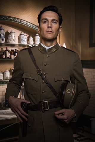 Hijo de familia adinerada, es médico militar. Luis consideraba su actual cargo casi más una losa que un honor, pero la guerra le va a hacer madurar. Es divertido y se ha casado con Raquel, la hija de los dueños de la cantina del cuartel. Con ella es feliz y espera un hijo.