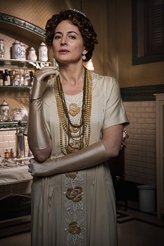 Reina de España al casarse con Alfonso XIII, la inglesa Victoria Eugenia ha aprendido a amar a su nuevo país. Es una monarca entregada a las causas benéficas y trabaja para ayudar a las clases más necesitadas. Impulsa la creación de la Cruz Roja en España y abre la Escuela Oficial de Enfermeras.