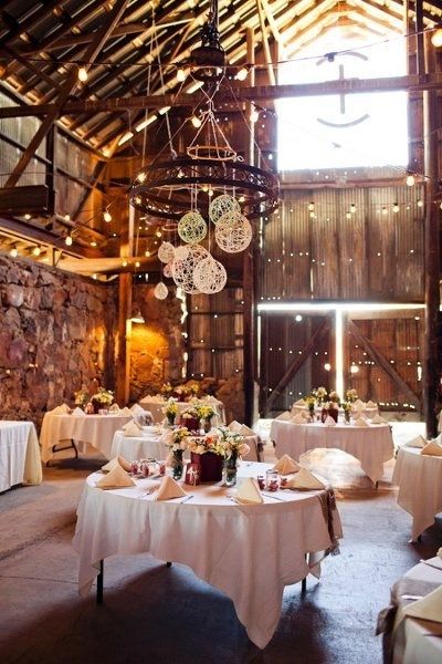 Una antigua cuadra o granero será el escenario perfecto para la celebración de una boda 'rustic chic' en la que la madera, el blanco y las luces 'retro' son los protagonistas de la decoración del espacio (Foto: Pinterest).