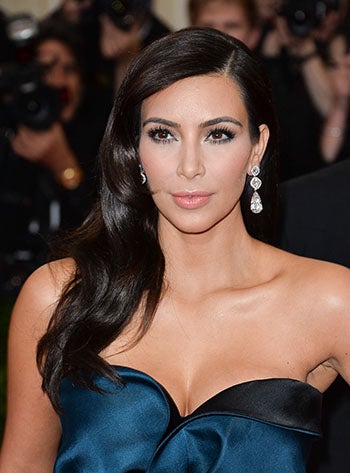 Kim Kardashian en una alfombra roja de Nueva York. Tiene los mismos ojos y la misma boca que su madre...