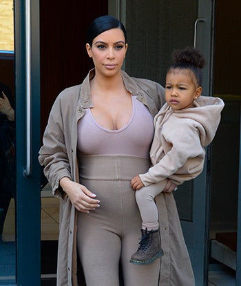 Kim Kardashian lleva en brazos a su hija North West, por las calles de Nueva York. ¿Sacará los rasgos de su madre a medida que cumpla años?