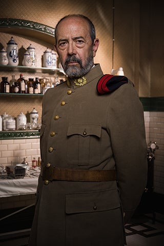 Suboficial del Ejército Español. Lleva la cantina del destacamento de Melilla y también del hospital. Le gusta ser cantinero y disfruta con el día a día y viendo feliz a su hija Raquel, a la que quiere con locura. Hombre campechano pero de gran carácter no consentirá que nadie haga daño a su familia.