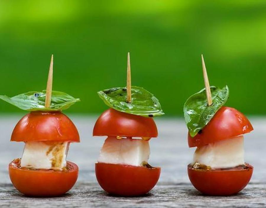 Elabora unas mini hamburguesas de tomates cherry y queso fresco. Dale sabor con un poquito de aceite de oliva virgen extra y albahaca fresca.