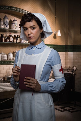 Extremadamente perfeccionista, su vida quedó marcada por la temprana muerte de su esposo, atropellado por un tranvía. Calmada y culta, es inteligente y eficaz en el trabajo. Se convierte en la mano derecha de la Duquesa por ser una enfermera muy capacitada y una gran profesional.