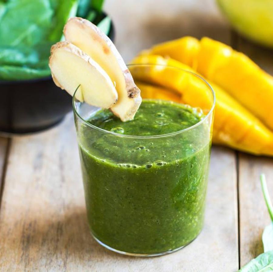 Elabora un zumo detox con manzana, medio pepino, 2 ramas de apio, 5 ramitas de perejil o cilantro, un puñado de espinacas y raíz de jengibre (una uña del dedo pulgar).