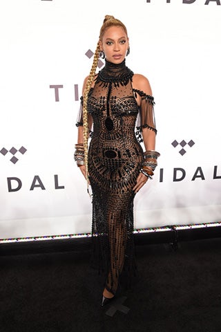 La cantante Beyoncé en una gala en la ciudad de Nueva York. Luce un vestido de pedreria en color negro.