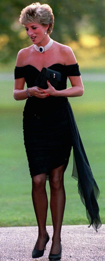 Y ella contraatacó en 1994 con un espectacular vestido de Valentino ceñidísimo y con los hombros al descubierto, un estilo mucho más arriesgado del que ella solía llevar.