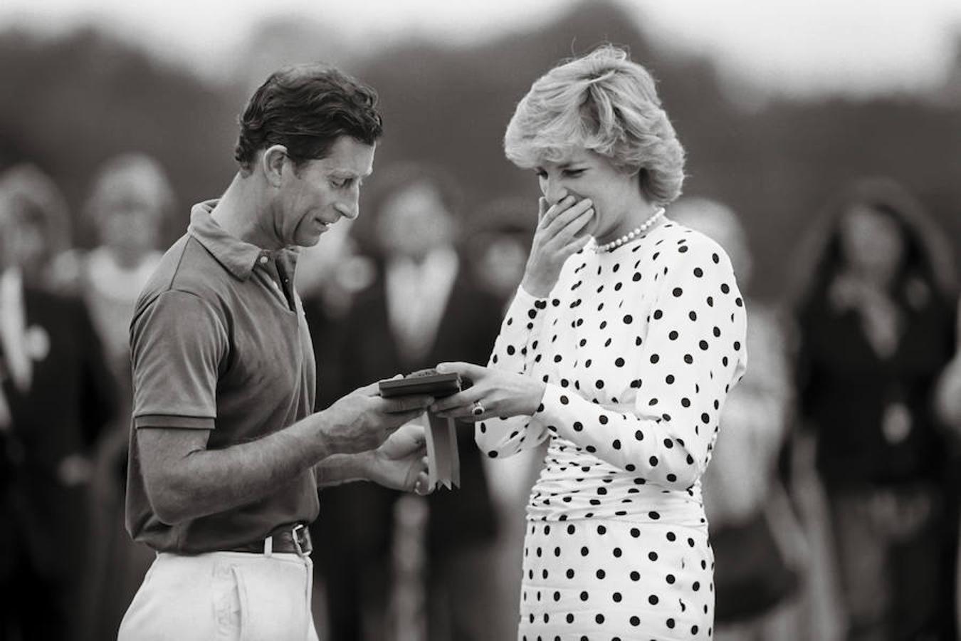 El amor de Lady Di y Carlos de Inglaterra tenía los ingredientes de la receta perfecta del amor, hasta una tercera en discordia: Camila Parker. Tenían vidas separadas de 1984.