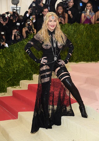 La cantante Madonna en una gala en el Museo Metropolitano de Nueva York. Lleva un vestido de color negro largo de encaje y la parte del pecho al descubierto.