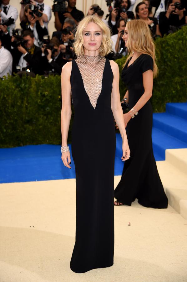 Aunque la relación entre Naomi Watts y Liev Schreiber es muy buena, en la Gala Met la actriz lució el escote más espectacular de los últimos tiempos