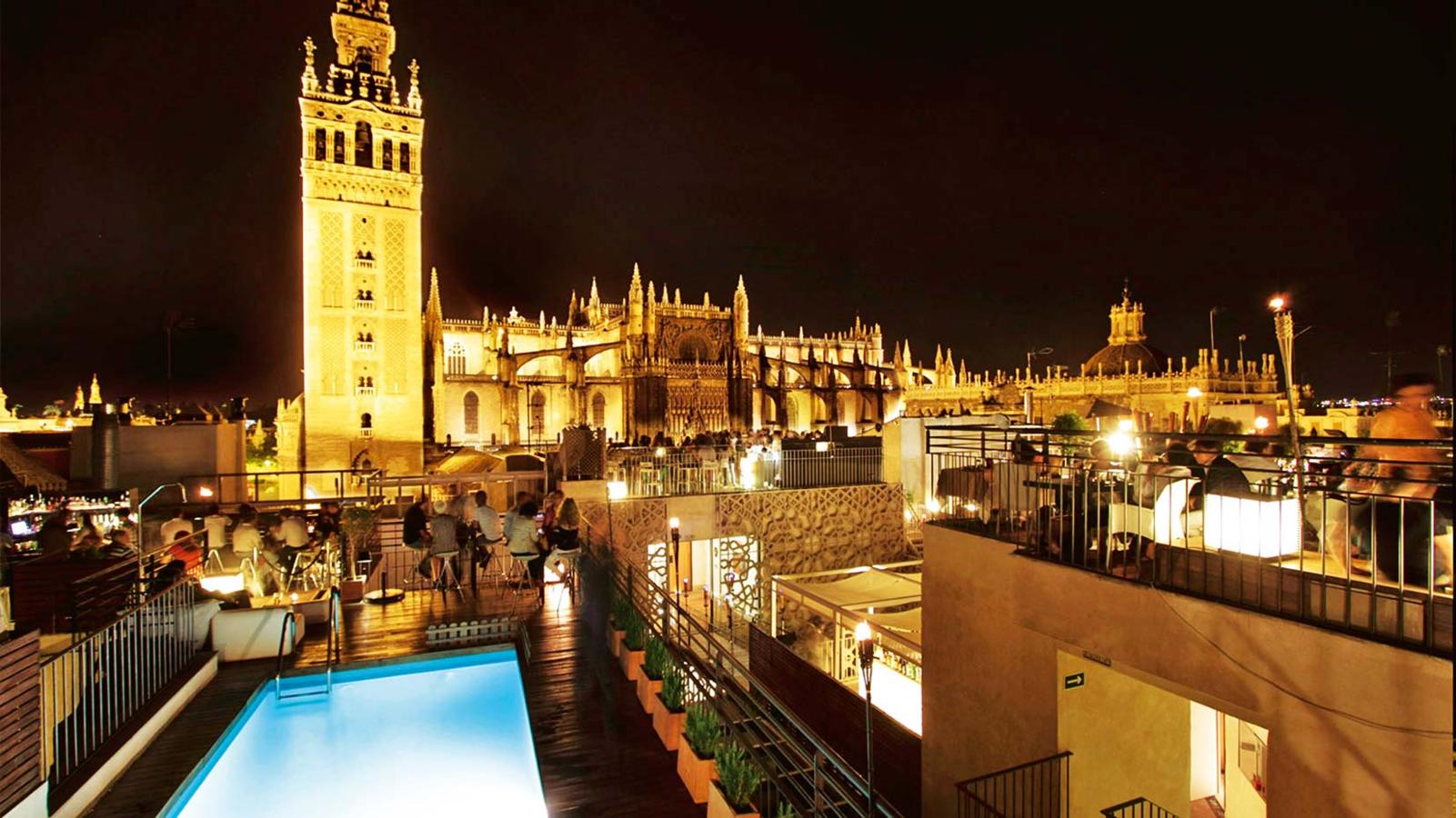 Bajo la sombra de La Giralda, en Sevilla, se resguarda uno de los rincones con más magia de la capital del Guadalquivir. emecatedralhotel.com