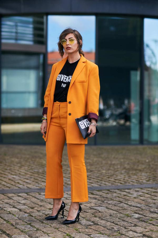 Para una reunión, para una cena, un traje masculino nunca falla. Si queires arriesgar, apuesta por uno en un color vivo vomo el amarillo, uo de los colores de la temporada