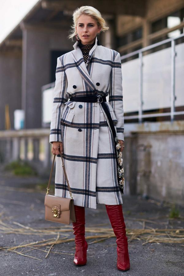 Cuando llega el entretiempo, el trench siempre es capaz de sacarnos de cualquier aprieto y este de cuadros además es muy original. Combínalo con unas botas altas y derrocharás estilo