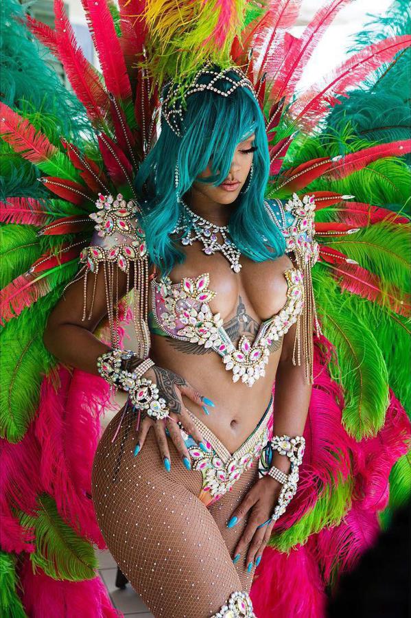 Peluca verde, abalorios varios, plumas y un conjunto de lo más sexy (y diminuto) son las 'armas' de Rihanna para hacer bailar al personal durante el festival 'Crop Top' de su Barbados natal. Esta imagen es de este 2017, en la que vemos a una Rihanna con más curvas y más segura de sí misma que nunca... ¡Olé!