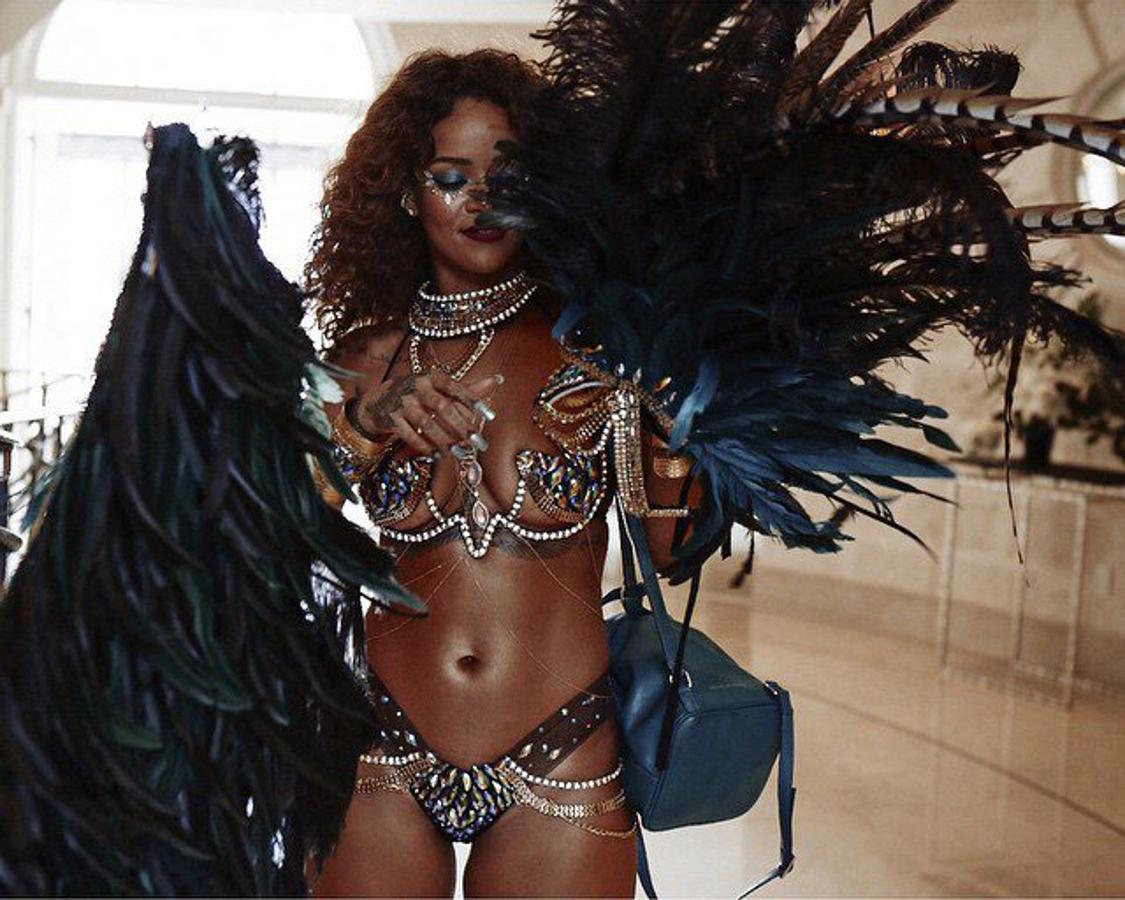 Rihanna es una asidua al Festival 'Crop Over' de su Barbados natal, una festividad que no se pierde ningún año y que es una suerte de 'fiesta de la cosecha' que se celebra al concluir la recolección de la caña de azúcar. Se celebra cada 2 de agosto y Rihanna luce sus mejores galas (es decir, poca ropa y mucha desinhibición) para festejarlo. Aquí la vemos con su look de hace dos años, con el que deja poco lugar a la imaginación.