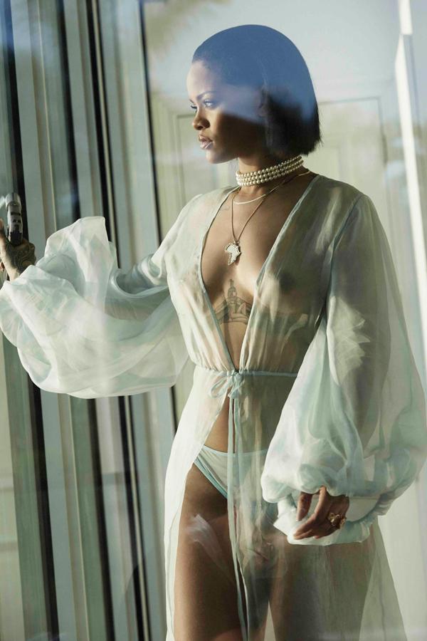 Una vez más, Rihanna apuesta por las transparencias, esta vez para su videoclip 'Needed me'. Apenas una sensual bata y unas braguitas tapan a una 'RiRi' poderosa y a la vez algo melancólica. Eso sí, sensual a rabiar.