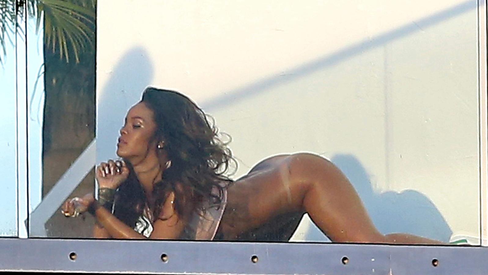 Que nadie se piense cosas raras... Aunque es verdad que ver a Rihanna de espaldas y desnuda de cintura para abajo lleva a equívocos. Todo era para una sesión de fotos de la revista francesa 'Lui Magazine'... Especializada en desnudos. Y esto es solo una pequeña muestra de lo que después se pudo ver.