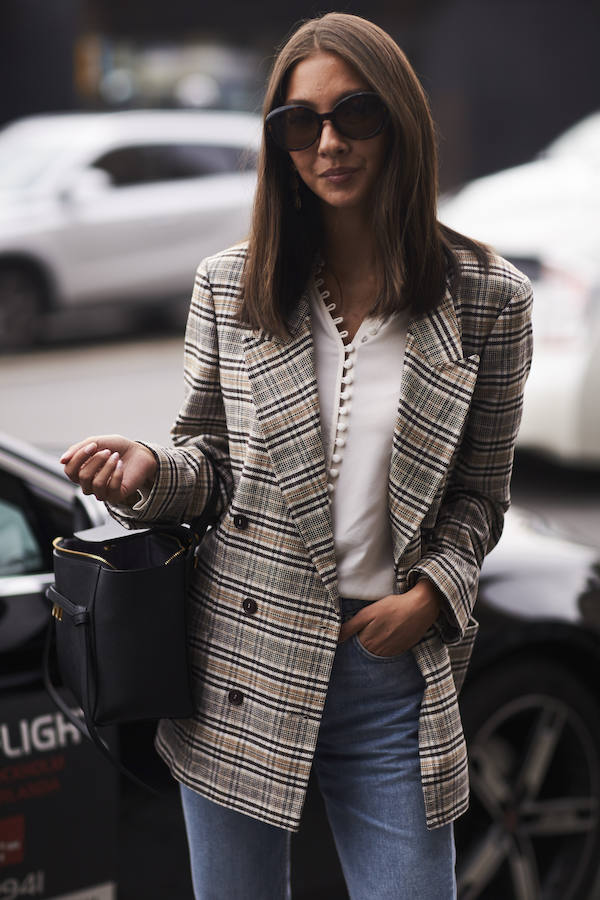 El viernes es el día de las licencias y la mejor oportunidad para lucir un vaquero en el trabajo. Si quieres algo más informal, apuesta por una camiseta y chaqueta tipo americana, si prefieres lo contrario, una blusa blanca o un top.