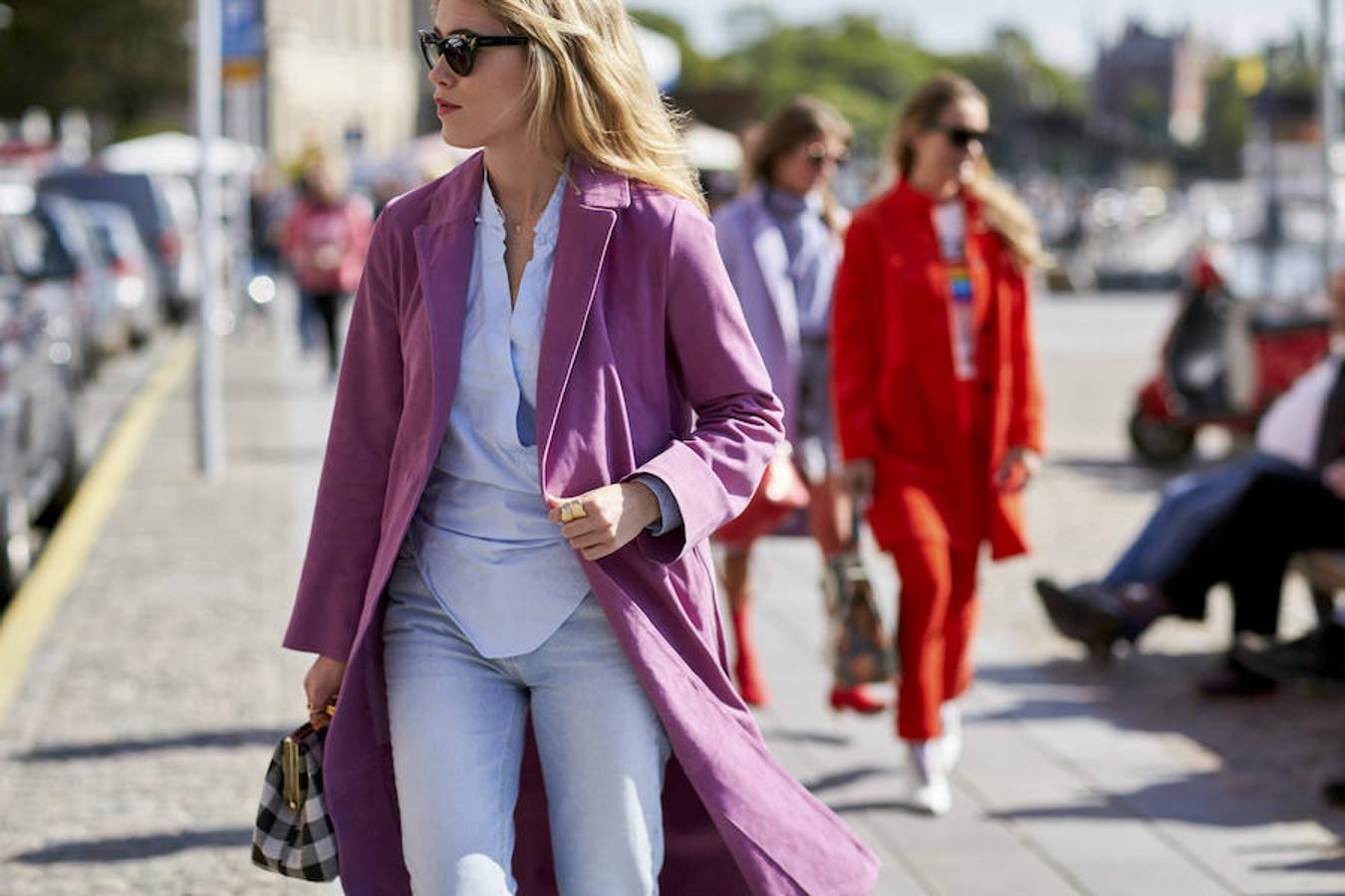Con un vaquero, un pantalón fluido o un vestido, los sobretodo son la prenda de abrigo estrella del otoño