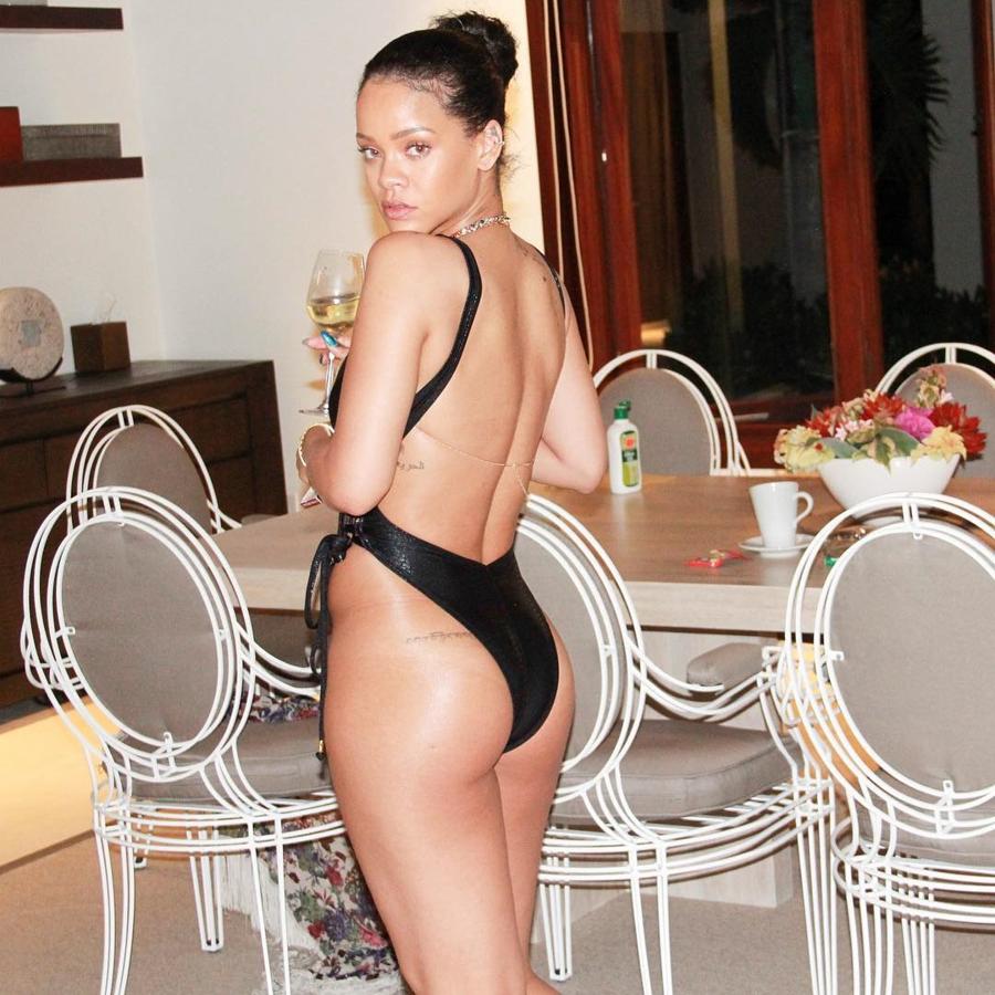 Otra foto muy veraniega y sexy de Rihanna, con un escueto bañador que deja ver sus poderosas curvas.