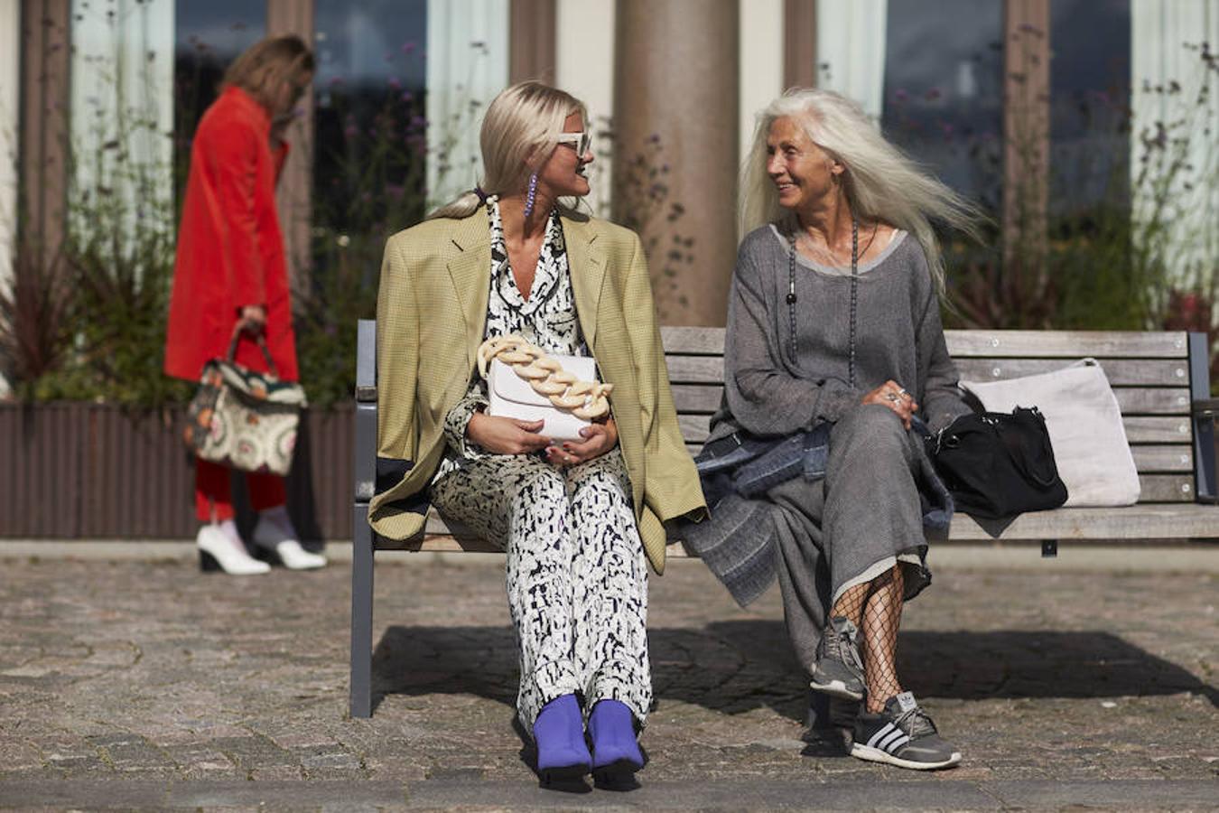 Aunque los vestidos resultan muy favorecedores con chaquetas de cuero, darás una imagen más seria con una americana, que si es oversize le darás un toque trendy al look.