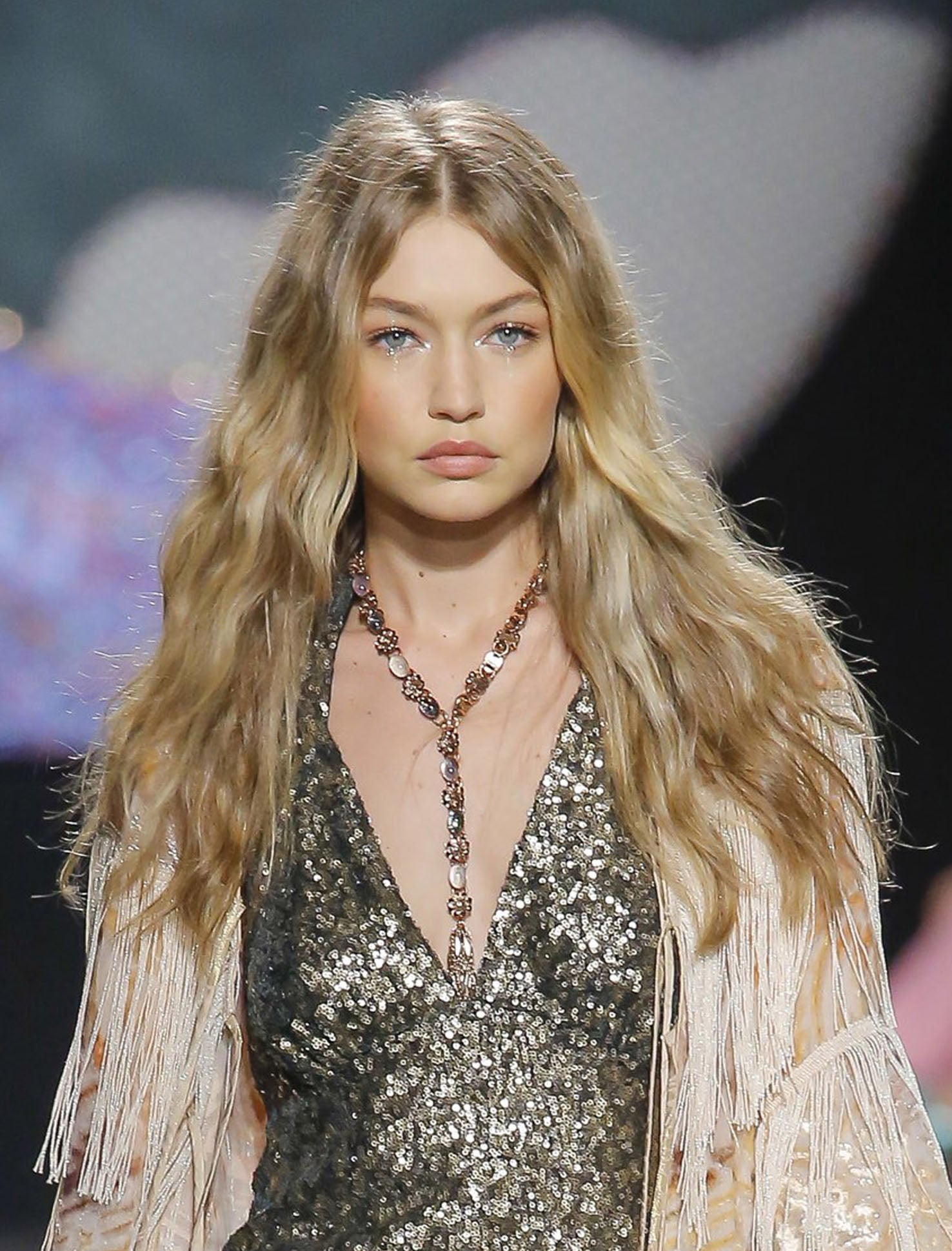 Rubio 'cream soda' es el tono más innovador para el otoño 2017. Se trata de un rubio a base de tonos beige, trigo y dorados, y la modelo Gigi Hadid ya lo luce en sularga melena.