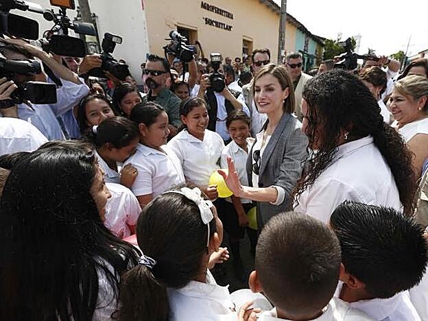 La Reina en uno de sus viajes de corte solidario.