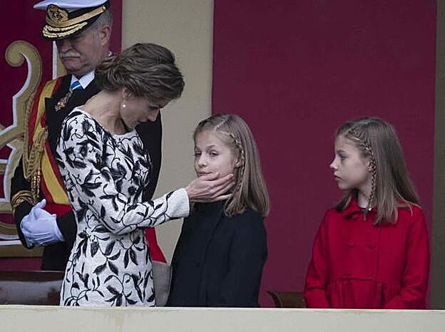 Doña Letizia ha dejado muestras de cariño a sus hijas en público en numerosas ocasiones.