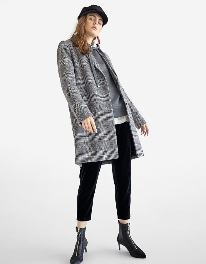 Otra versión del abrigo de moda. A la venta en Stradivarius por 49,95 euros.