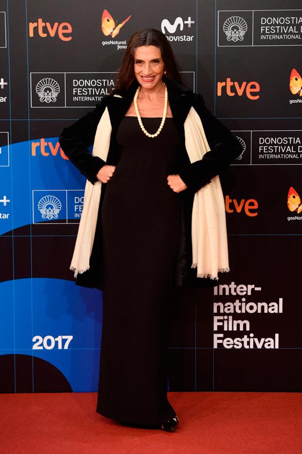 Muy elegante, Ángela Molina apostó por un vestido largo en color negro y un collar de perlas como complemento.