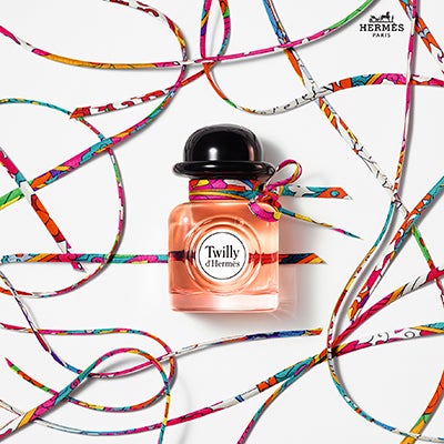Los carrés de Hermés, los icónicos pañuelos de seda estampados en vivos colores, han servido a la nariz Christine Nagel para crear Twilly, la fragancia más juvenil de la firma, con notas de jengibre, tuberosa y sándalo (91 euros / 50 ml).