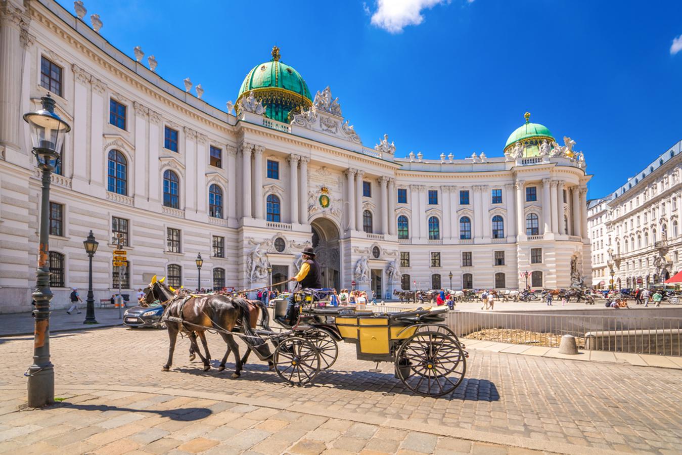 En Viena, la ciudad de la música, podéis visitar el majestuoso Palacio Imperial de Hofburg donde se encuentran los aposentos de la emperatriz Sissi o el edificio de la Ópera.