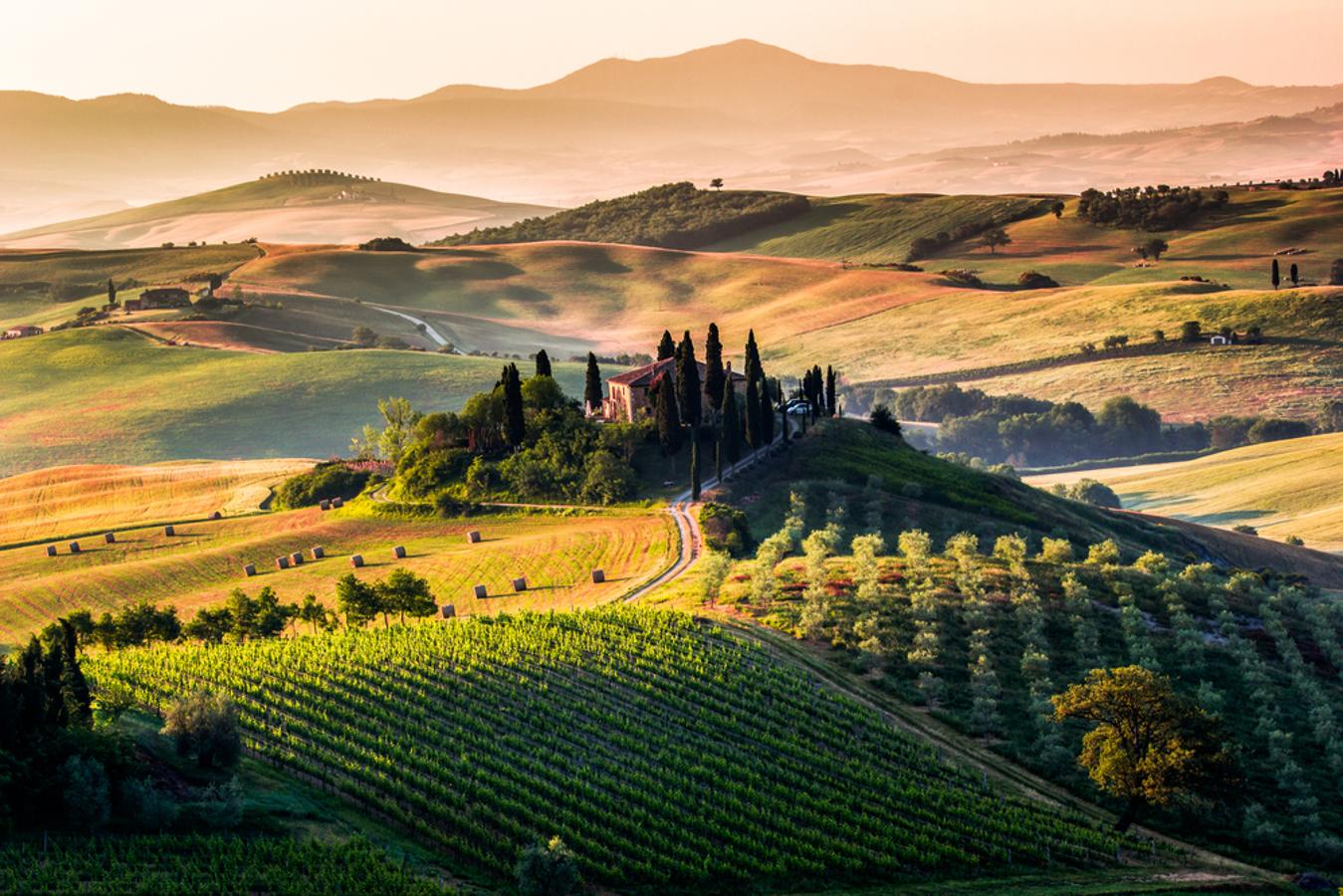 También podéis recorrer en coche los campos de La Toscana disfrutando de sus localidades y su gastronomía. Las calles, los museos y los pueblos de Italia tienen un encanto especial.
