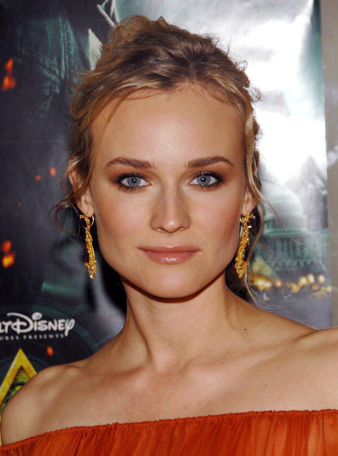 A sus 31 años la actriz alemana ya había pasado por el quirófano para hacerse una sutil rinoplastia, según la doctora María Luisa Rodríguez, médico estética y experta en antiaging. Por lo demás Diane Kruger presentaba un rostro fresco y luminoso propio de esa edad.
