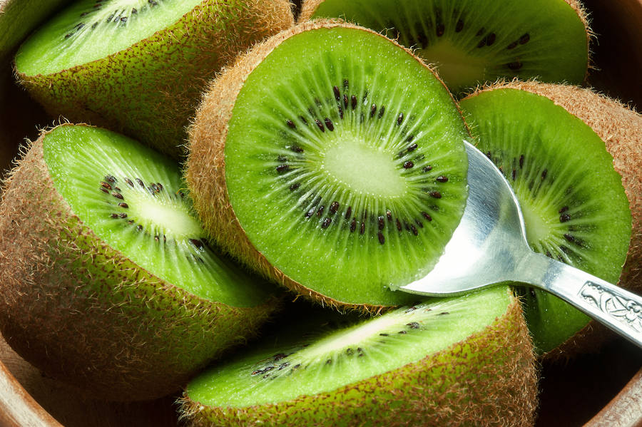 Si tienes el cabello quebradizo, toma kiwis. La vitamina C de los kiwis ayuda a crear esa proteína que tu pelo tanto necesita. Fresones, pimientos y naranjas también rebosan de vitamina C.