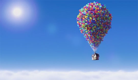 Las primeras escenas retoman la infancia de Carl Fredricksen, un niño tímido y serio que idolatra al famoso explorador Charles F. Muntz Jr. Un día Carl se entera de que este fue acusado de fabricar el esqueleto de un ave gigante, el cual afirmó que había descubierto en Cataratas del Paraíso. Ante el hallazgo de su supuesta mentira, perdió su empleo. No obstante, se comprometió a regresar a ese sitio para traer consigo un ejemplar vivo de esa ave y así retomar su reputación.