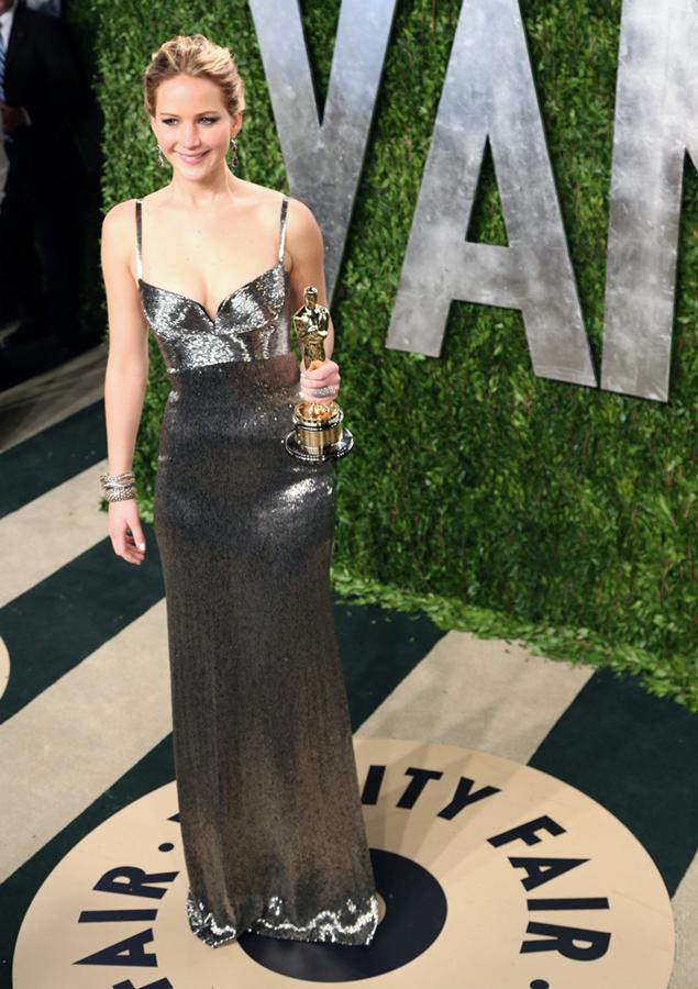 Jennifer Lawrence volvió a deslumbrar en la fiesta de Vanity Fair tras los Oscar de 2013 con este Calvin Klein Collection estilo años 20. ¡Maravillosa!