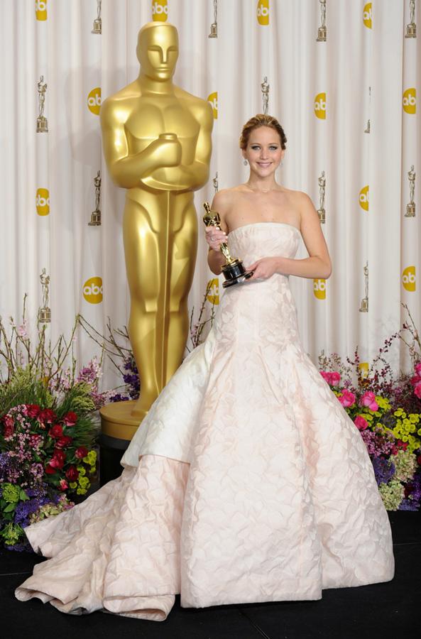 Un look romántico y bellísimo para Jennifer Lawrence, que nos impactó con este Dior Couture en la gala de los Oscar de 2013, en la que se alzó con la estatuilla por su papel protagonista en 'El Lado Bueno de las Cosas'.
