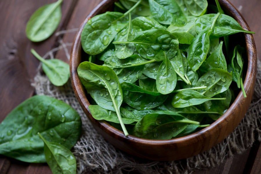 Tienen pocas calorías y son ricas en fibra y agua, además de ser una de las verduras más ricas en betacaroteno (provitamina A) y vitaminas del grupo B, C y E. Destaca así su ácido fólico, y minerales como el potasio, el calcio, el fósforo, el magnesio y el hierro, además de contar con la coenzima Q-10 que es capaz, entre otras cuestiones, de combatir el cansancio. Es un alimento cuyos nutrientes protegen frente a infecciones, previenen de la fatiga y el decaimiento, favorece el estado de ánimo y el cuidado de la piel y de otras mucosas.