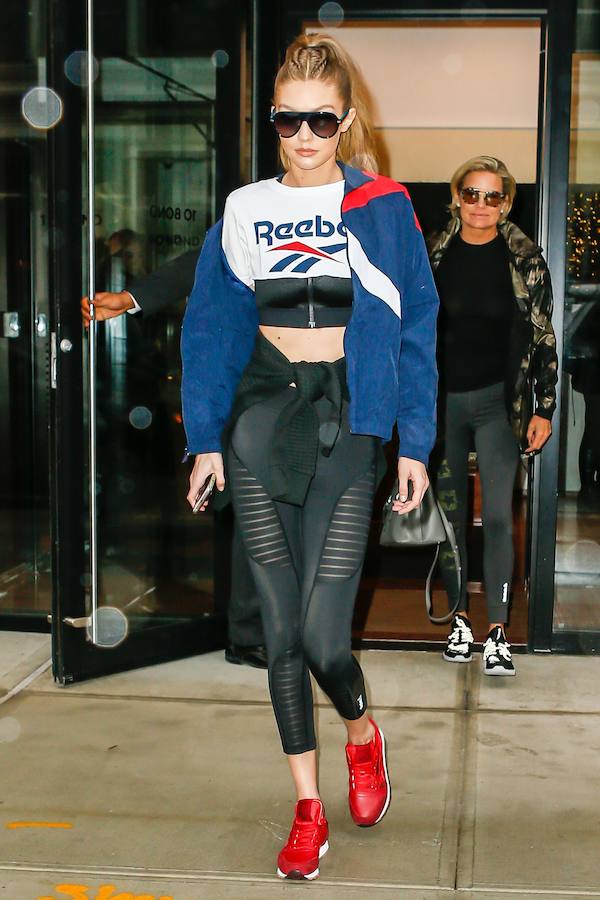 Como Karlie, apuesta por un total look de la firma de la que es embajadora. Camiseta Reebok de estilo noventero con el icónico logo de la firma, zapatillas rojas modelo Classic y mallas negras.