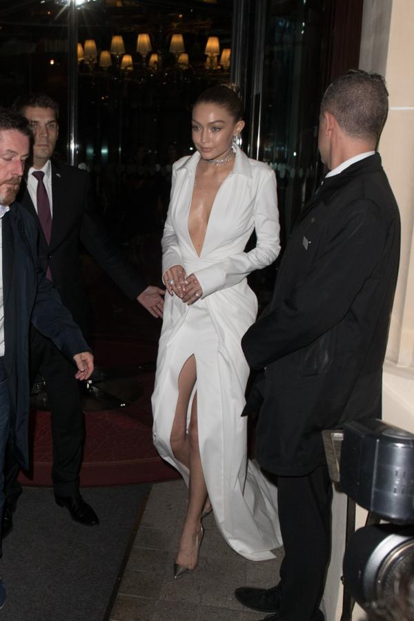 La modelo no podía estar más sofisticada y sexy con este 'vestidazo' de satén blanco de la colección primavera 2018 de Brandon Maxwell con el que, como curiosidad, desfiló su hermana Bella en la Semana de la Moda.